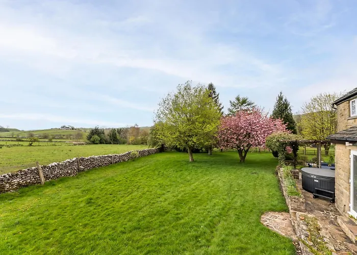 Central Malham Wellbeing Escape With Hot Tub Sleeps 8