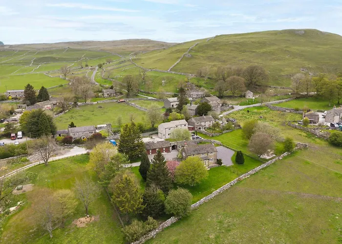 Central Malham Wellbeing Escape With Hot Tub Sleeps 8