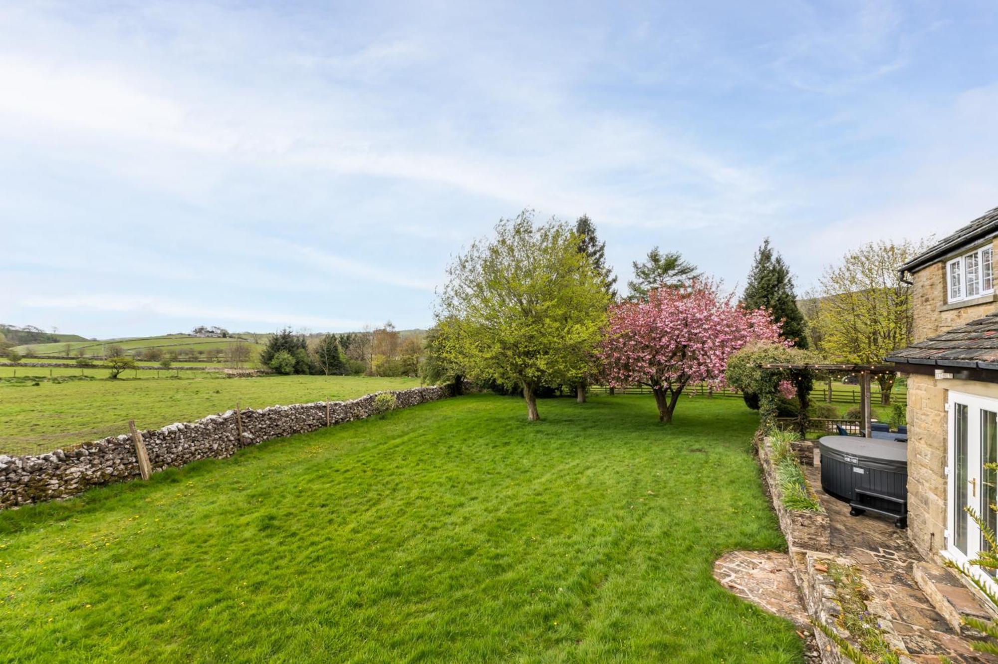 Wellbeing Escape With Hot Tub Sleeps 8