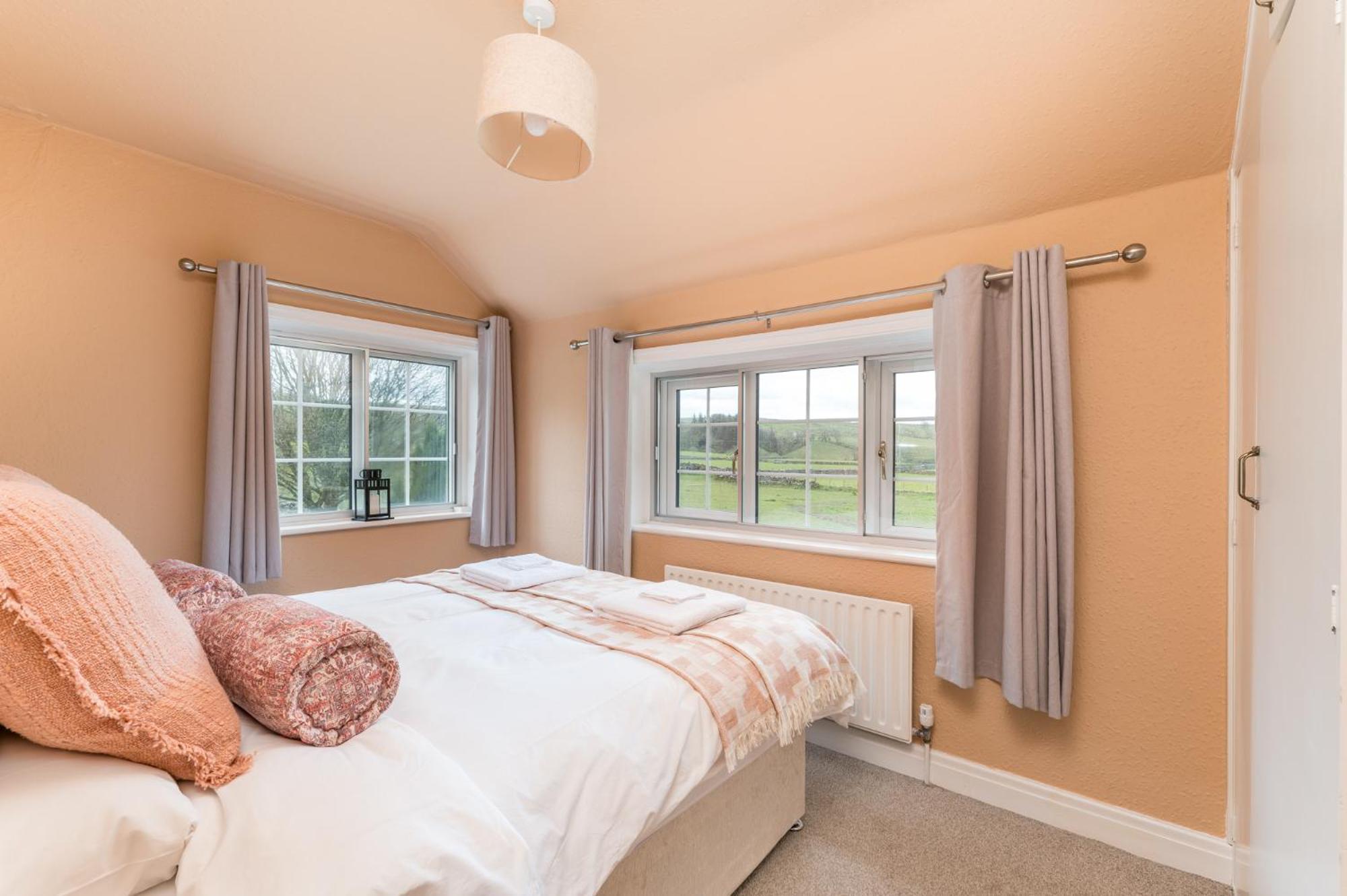 Wellbeing Escape With Hot Tub Sleeps 8 *