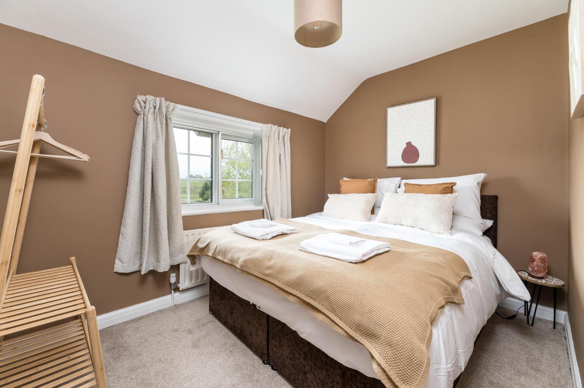 Wellbeing Escape With Hot Tub Sleeps 8 *