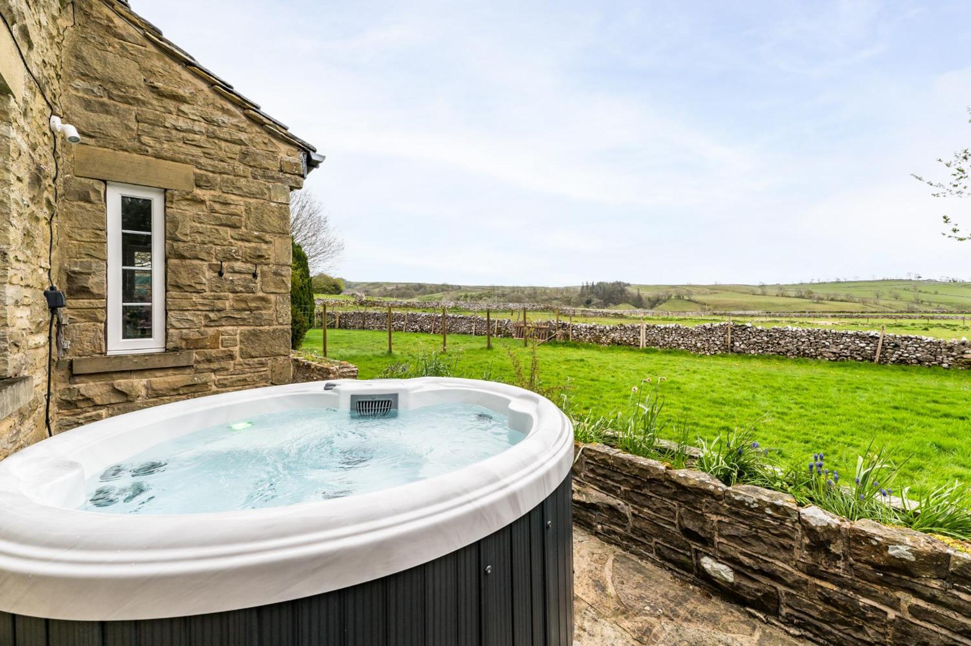Wellbeing Escape With Hot Tub Sleeps 8 Malham