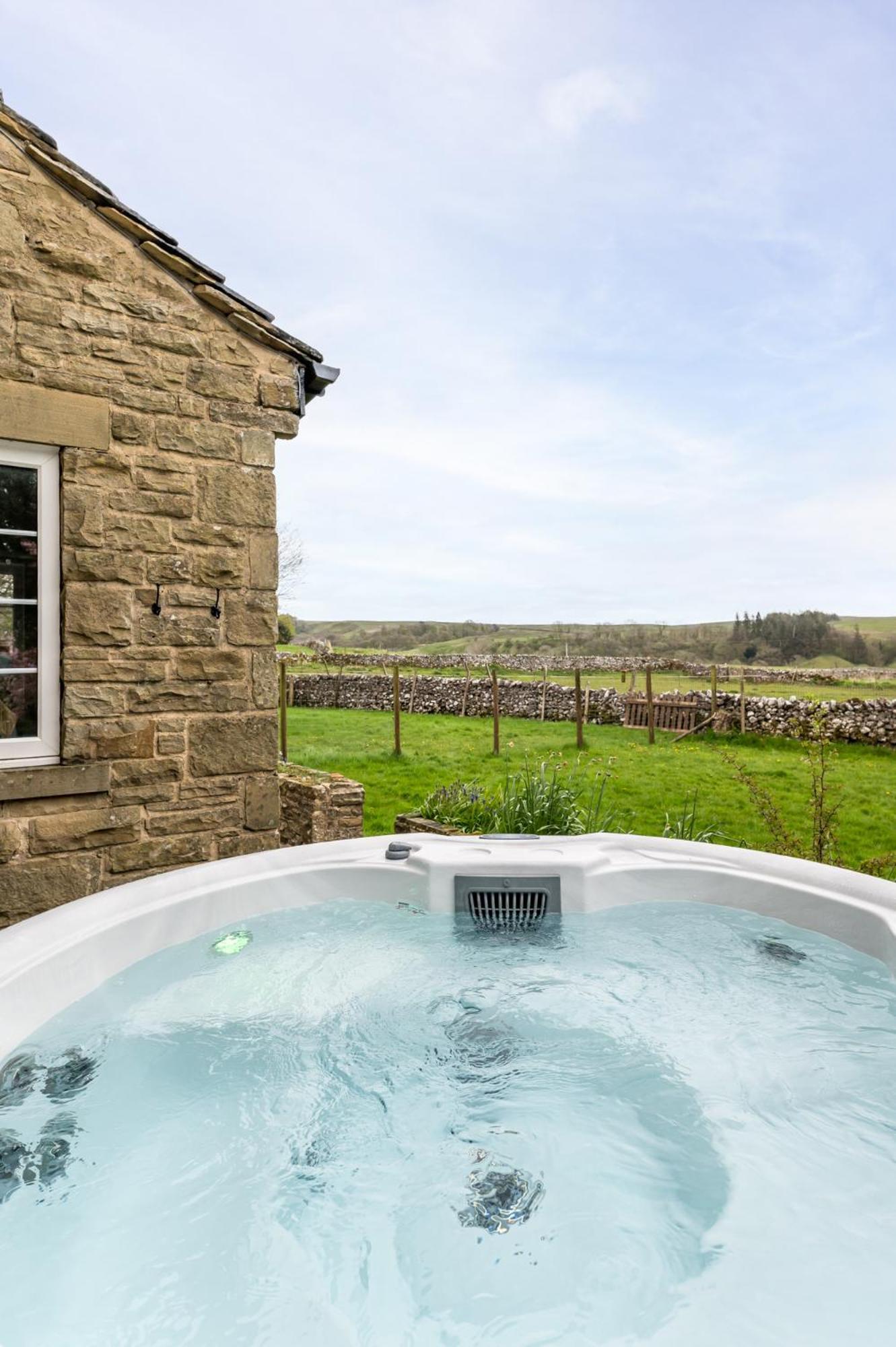 Wellbeing Escape With Hot Tub Sleeps 8 Holiday home *