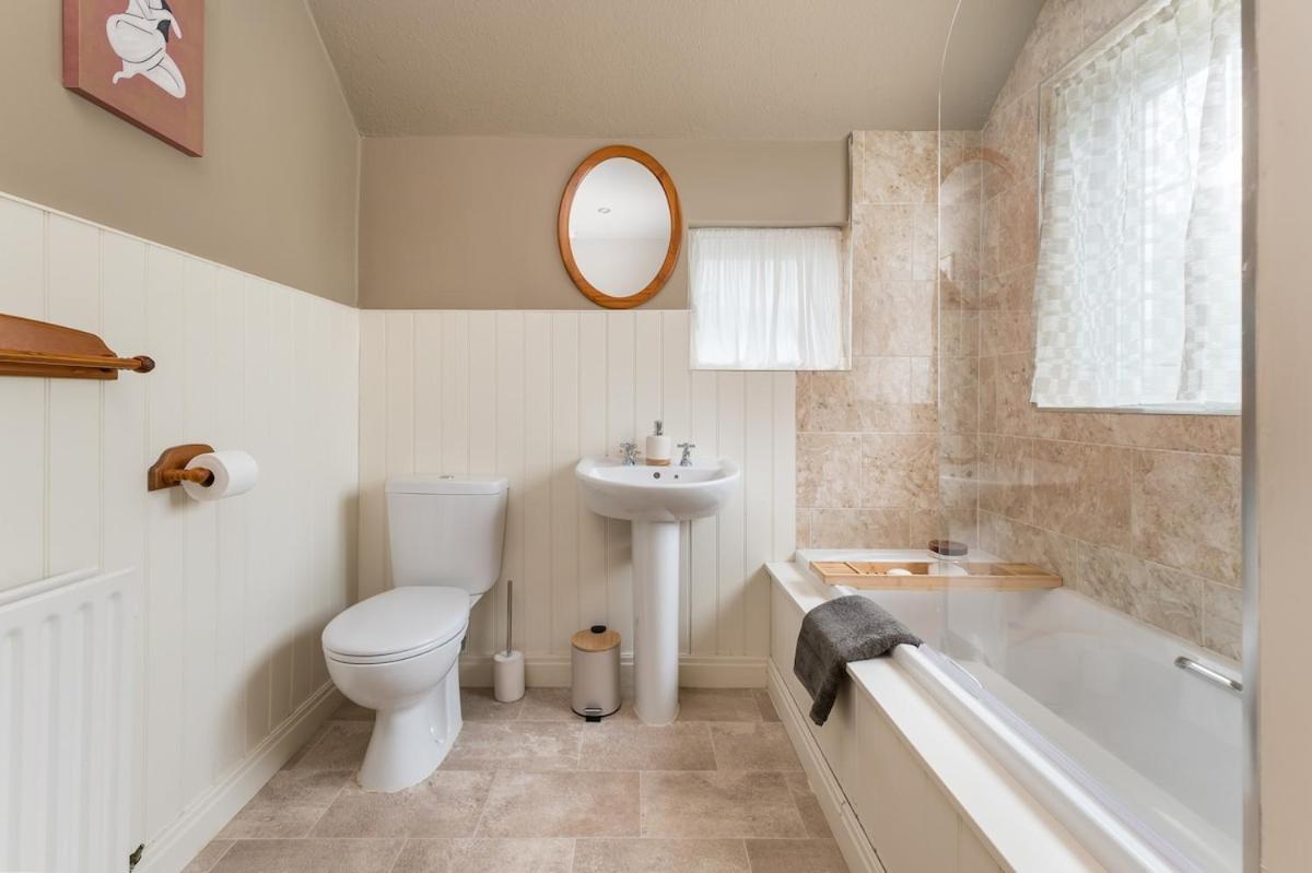Wellbeing Escape With Hot Tub Sleeps 8 Holiday home Malham